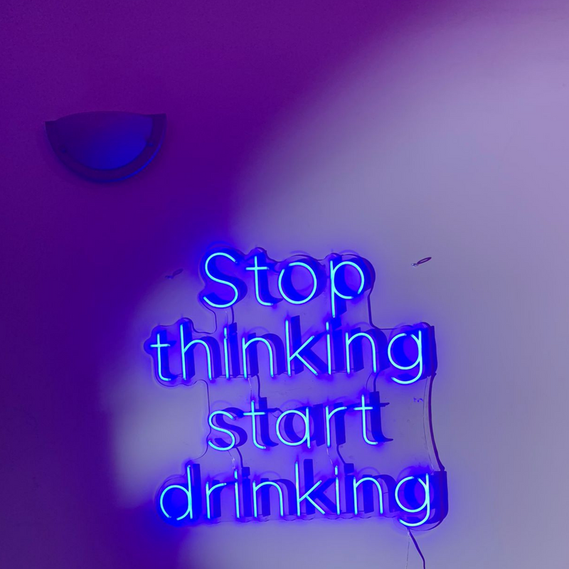 'STOP THINKING START DRINKING' - signe en néon LED