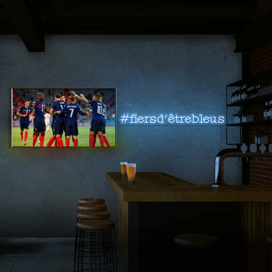 „#PROUDTOBEBLUE“ – LED-Neonschild