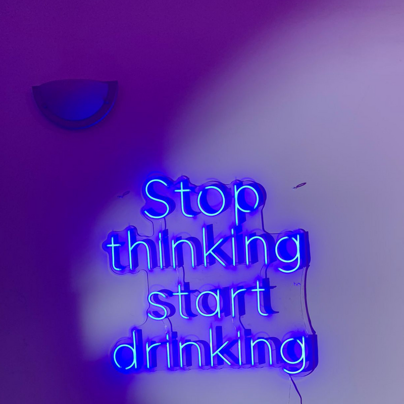 'STOP THINKING START DRINKING' - segnaletica a LED al neon