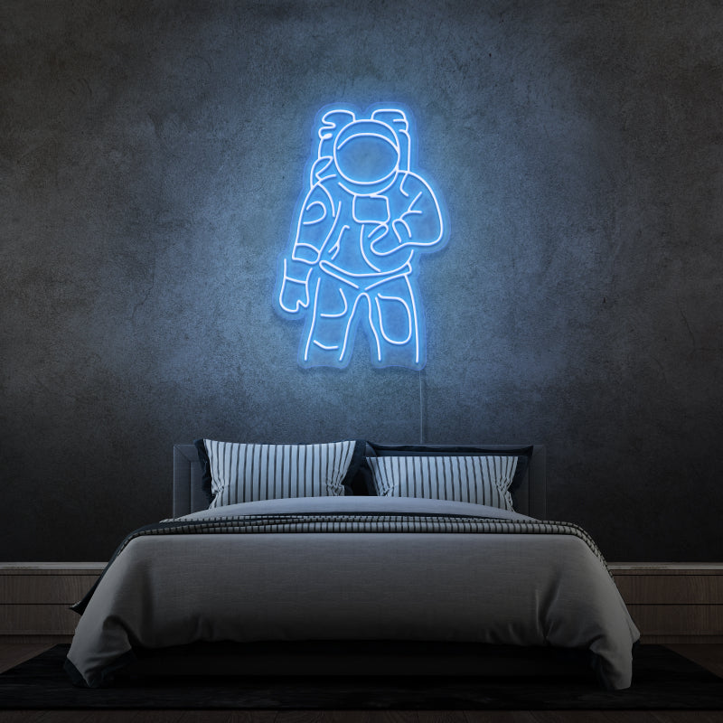 „ASTRONAUT“ – LED-Leuchtreklame