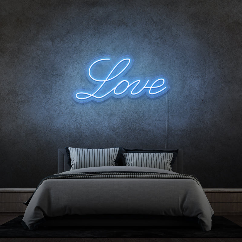 'LOVE' - un'insegna LED al neon