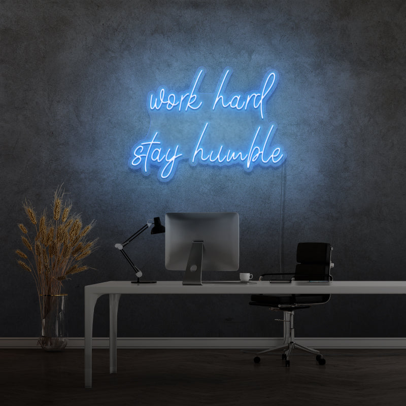„WORK HARD STAY HUMBLE“ – LED-Neonschild