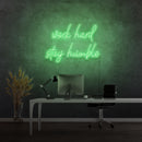 'TRABALHE DURO, FIQUE HUMBLE' - letreiro de néon LED