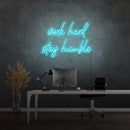 'TRABALHE DURO, FIQUE HUMBLE' - letreiro de néon LED