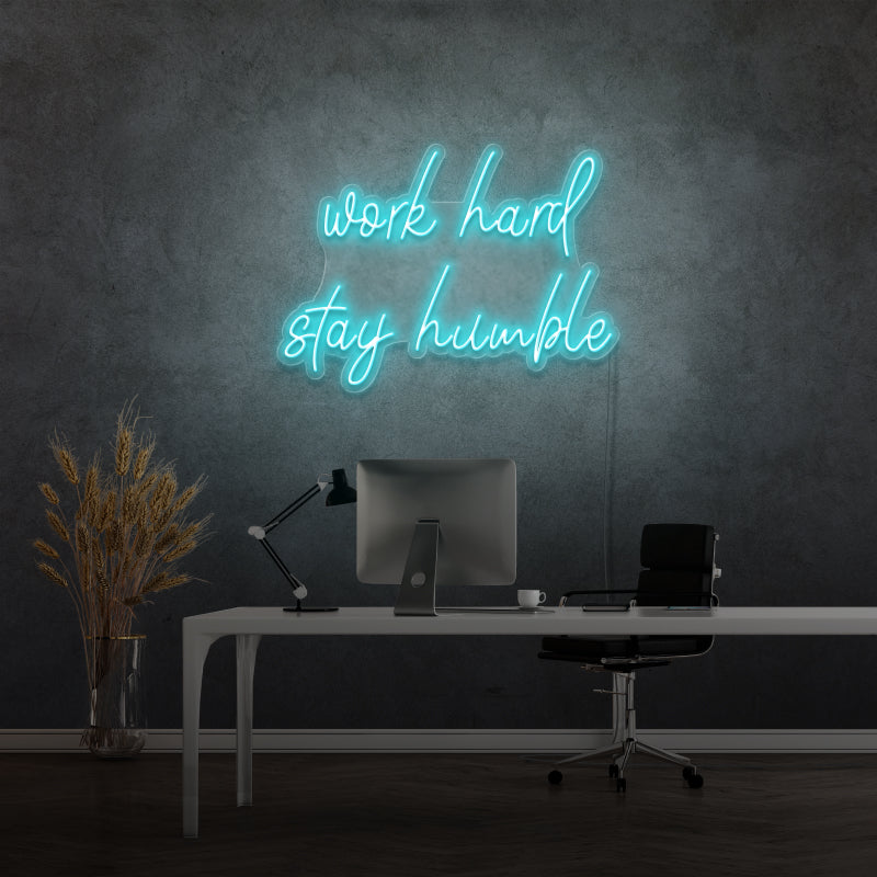 „WORK HARD STAY HUMBLE“ – LED-Neonschild