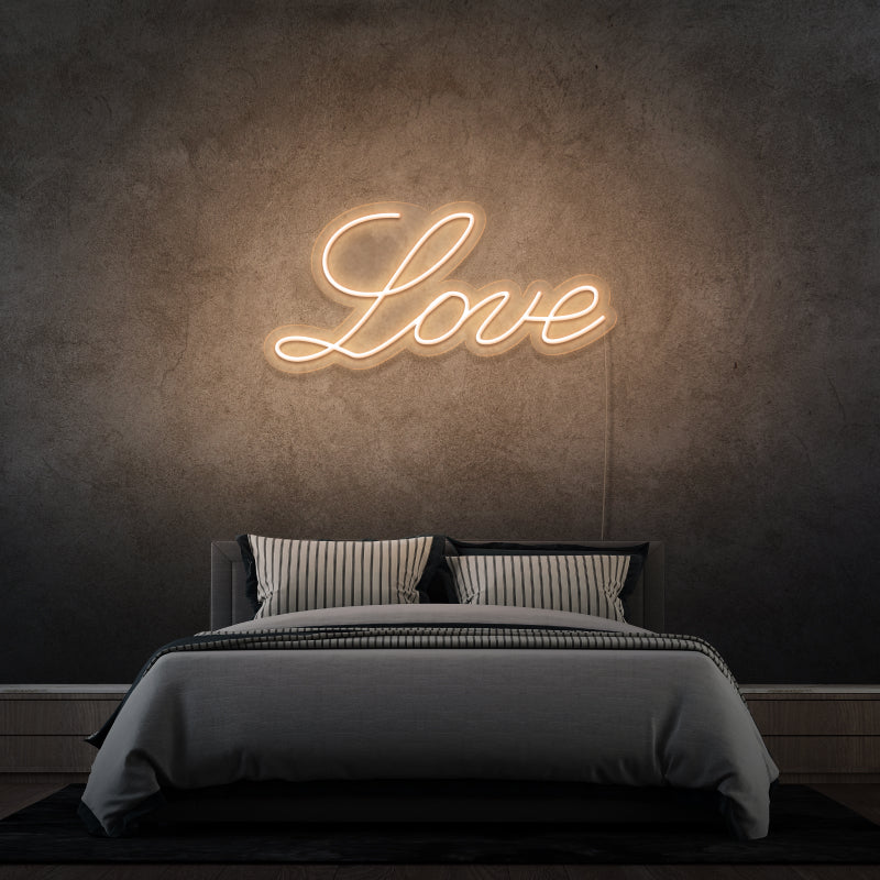 'LOVE' - un'insegna LED al neon