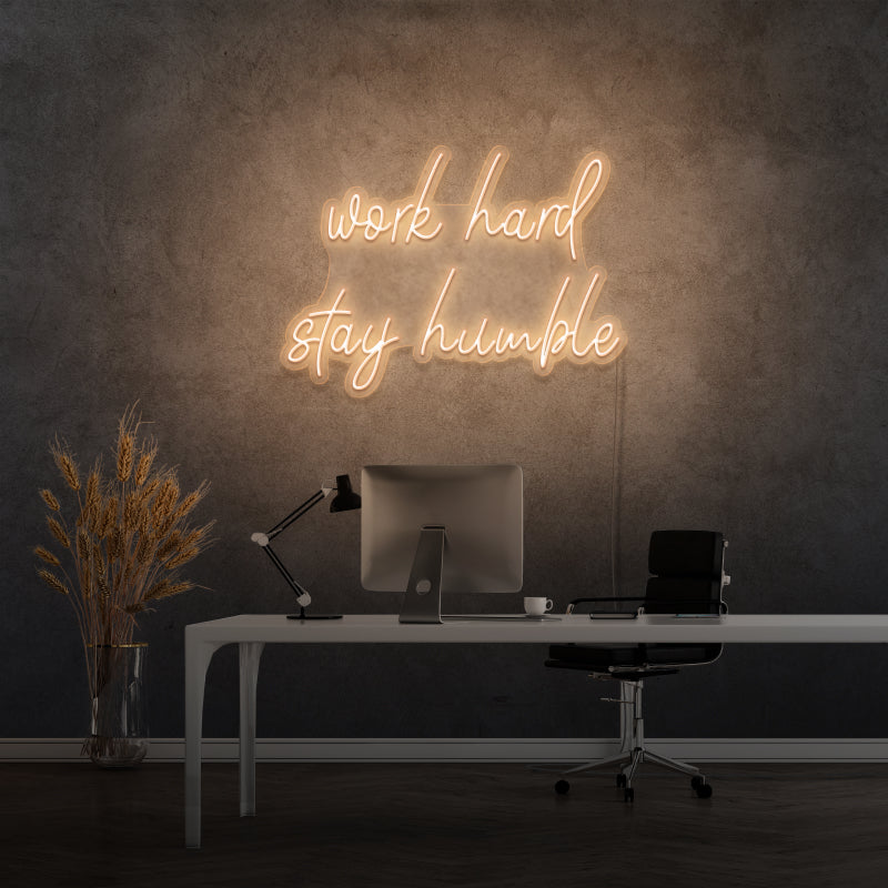 „WORK HARD STAY HUMBLE“ – LED-Neonschild