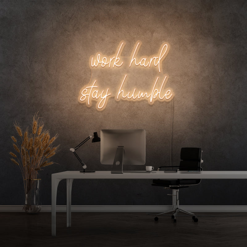 'WORK HARD STAY HUMBLE' - segnaletica a LED al neon