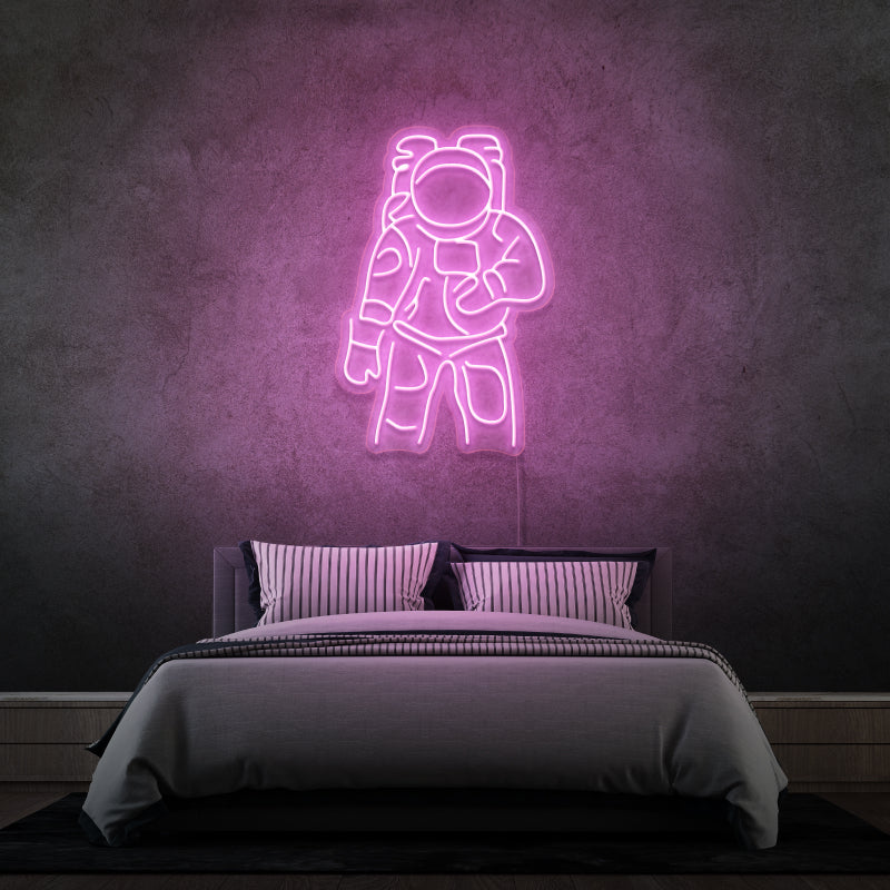 „ASTRONAUT“ – LED-Leuchtreklame