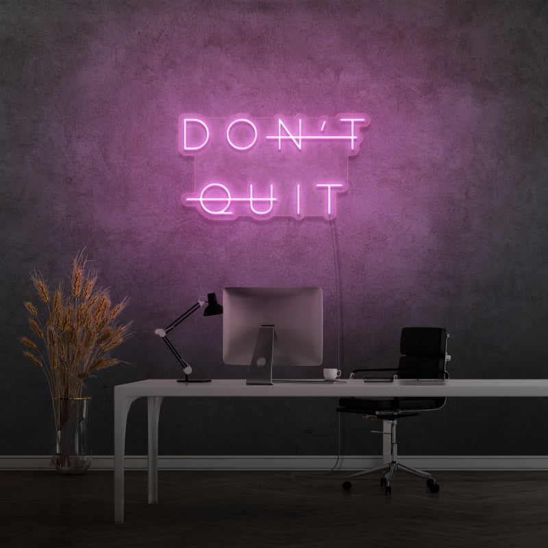 „DON’T QUIT“ – LED-Neonschild