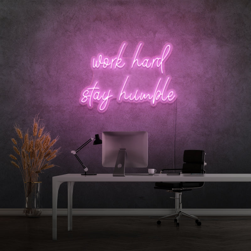 „WORK HARD STAY HUMBLE“ – LED-Neonschild