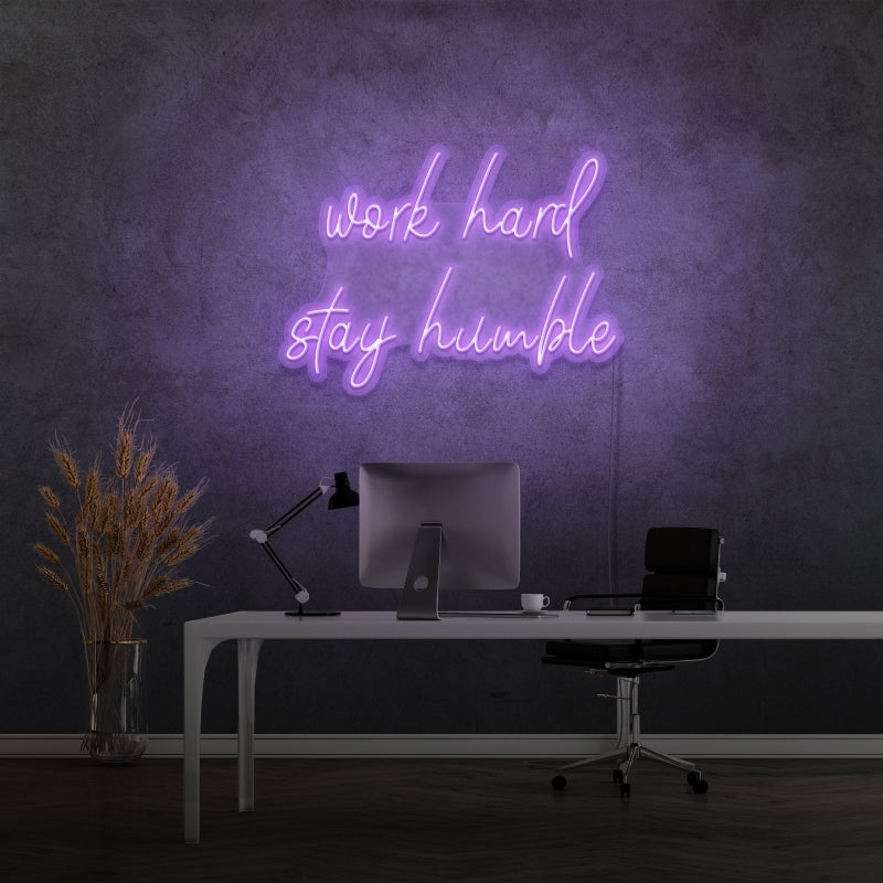 'TRABAJA DURO, MANTENTE HUMBLE' - Letrero de neón LED