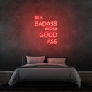 'SEJA BADASS COM UMA BOA BUNDA' - letreiro de néon LED