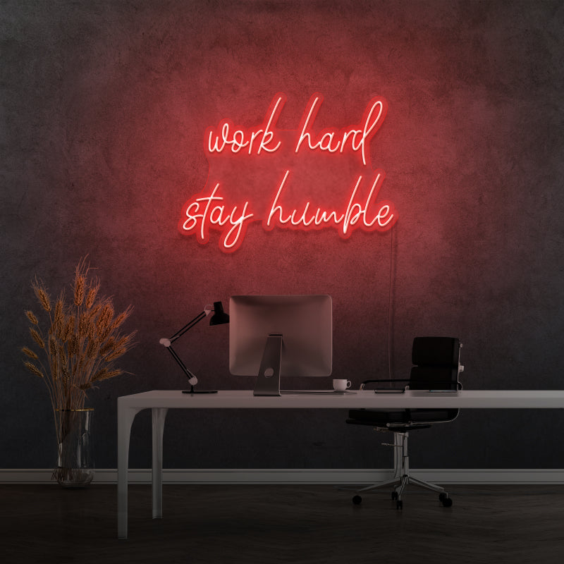 „WORK HARD STAY HUMBLE“ – LED-Neonschild