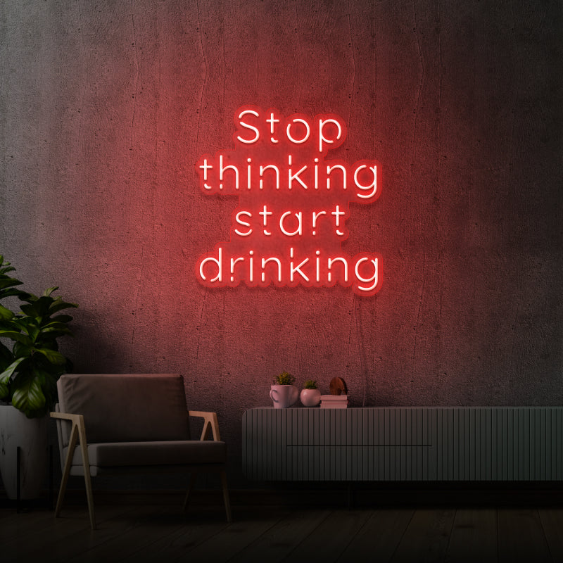 „STOP THINKING START DRINKING“ – LED-Neonschild