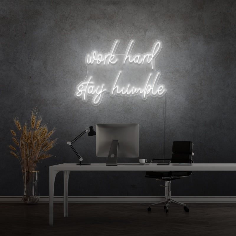 'WORK HARD STAY HUMBLE' - segnaletica a LED al neon